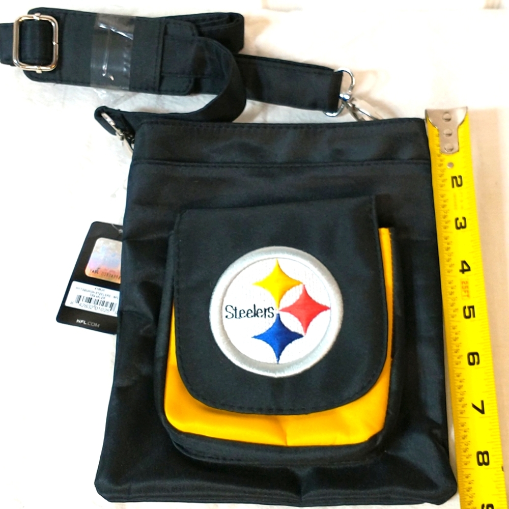 NWT Pittsburgh Steelers crossbody. 3 outside pockets adjustable comfort strap.